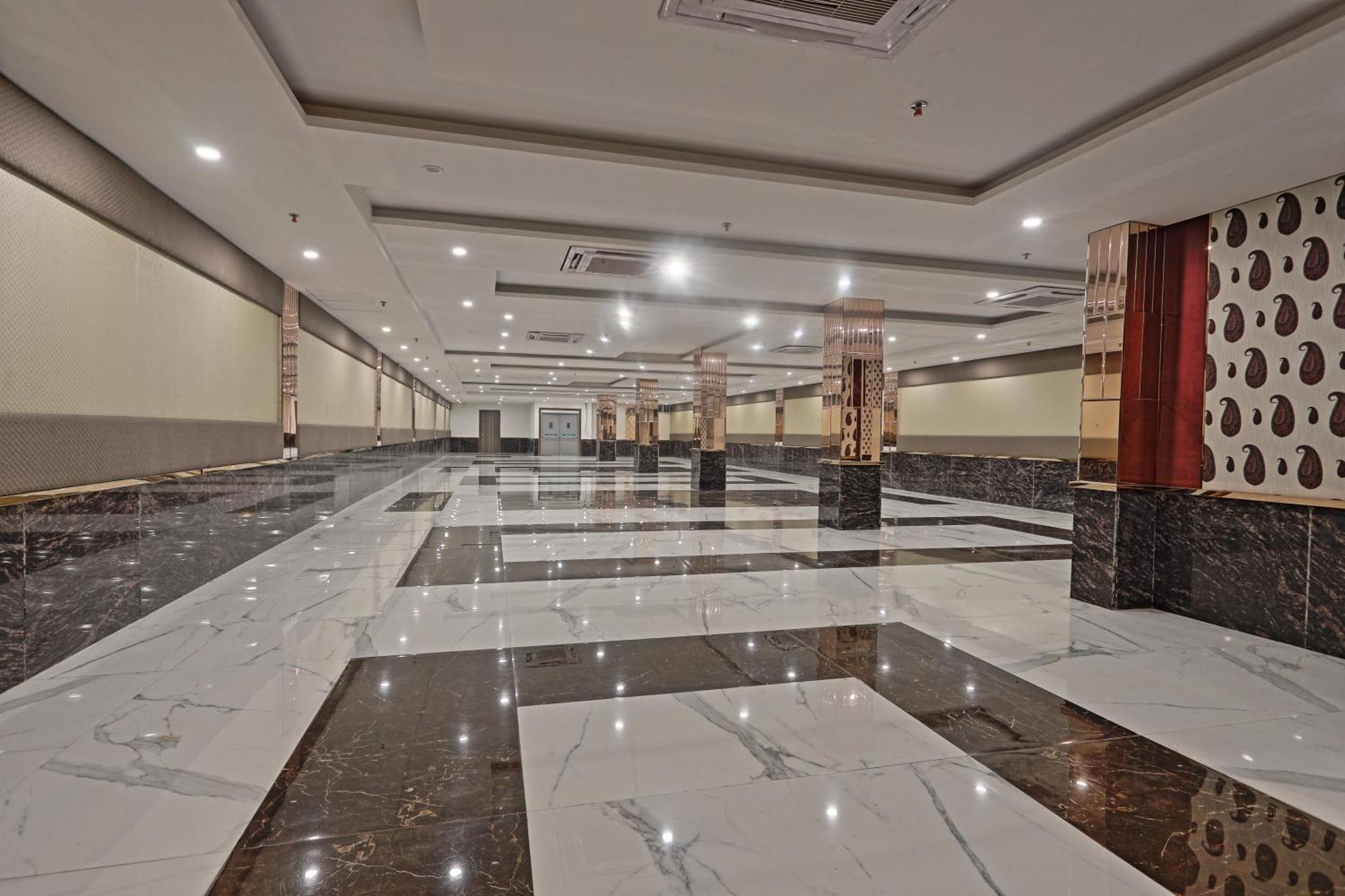 Hotel Cardinal Oxmo Delhi Airport 뉴델리 외부 사진