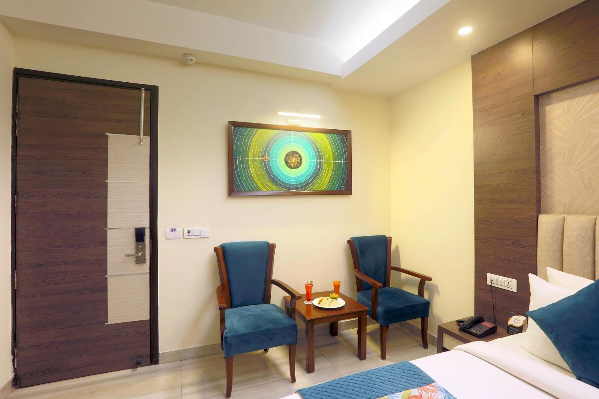 Hotel Cardinal Oxmo Delhi Airport 뉴델리 외부 사진