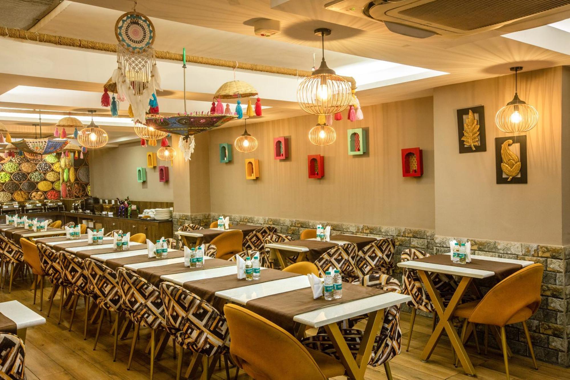 Hotel Cardinal Oxmo Delhi Airport 뉴델리 외부 사진